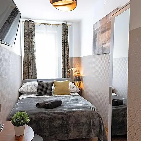 Clicktheflat Conrada