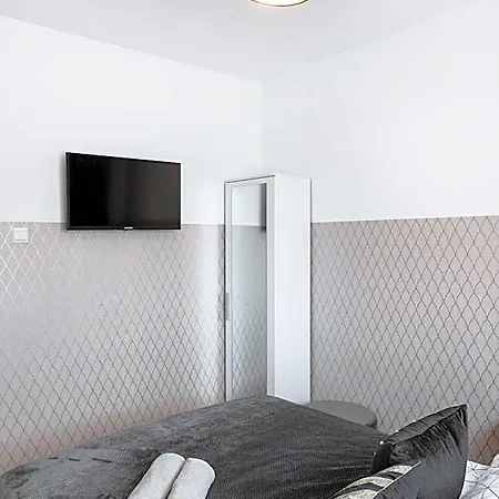 Clicktheflat Conrada