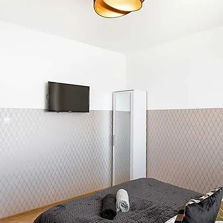 Clicktheflat Conrada *