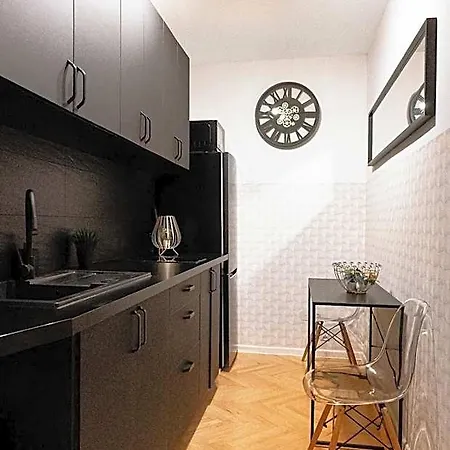 Clicktheflat Conrada