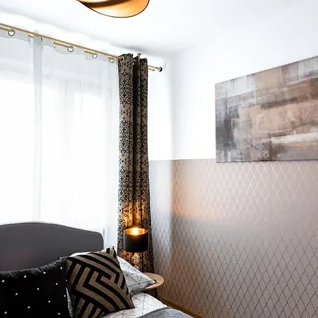 Clicktheflat Conrada