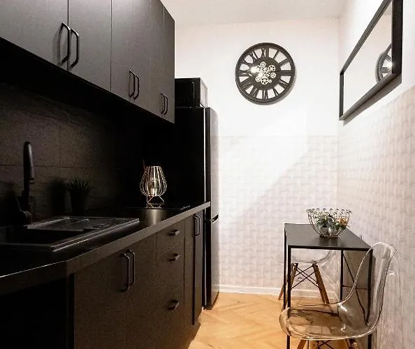 Clicktheflat Conrada Hostel *